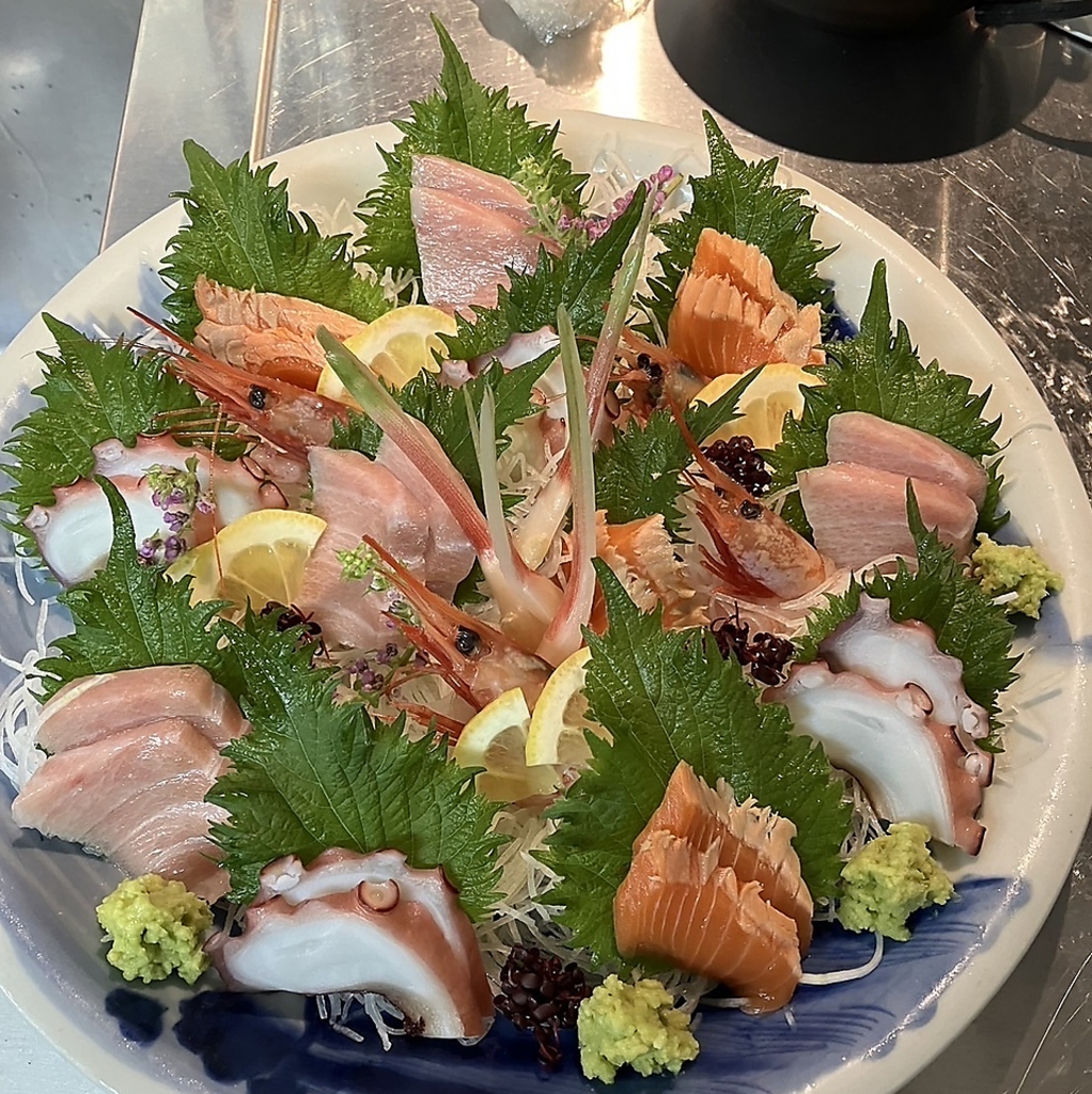 大将が腕を振るう鮮度の良い刺身も味わえる！和の風情を感じながら至福のひとときをお楽しみください