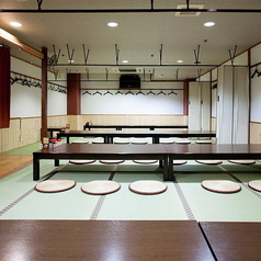 【座敷貸切/46~70名様】決起会や大規模な同窓会に!博多駅近くの広々とした和空間。大規模な企業の決起会や同窓会などご宴会に最適な貸切プラン。46~70名様まで貸切利用可能な広々とした座敷席をご用意しております。博多駅筑紫口から徒歩2分という抜群の好立地で、県外からの出張客が多いお集まりにも大変便利です。