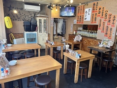 メニュー短冊が並ぶ店内はどこか懐かしい雰囲気。レトロな店内で美味しい料理とお酒をお楽しみ下さい！