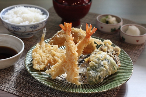 落ち着いた雰囲気の中で旬の魚と季節野菜を天ぷらでお楽しみください。