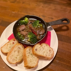 牛タンとブロッコリーのアヒージョ