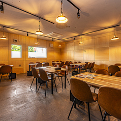 6名様でお座りいただける大きめのテーブル席がございます。各種宴会やパーティーなど、広々と快適にお過ごしいただけます。