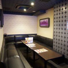 中部屋は最大10名まで入れる個室風。1次会からもOKです。広々とした店内は清潔感が溢れ、モデルルームの様な内装♪上司を連れて行っても恥ずかしくありません。