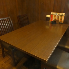 2～4人のテーブル席