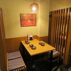 和の趣あふれる落ち着いた店内で、ゆったりとお食事をお楽しみください。グループでのご利用に最適なテーブル席が11席、広々とした空間で、ご友人やご家族と心ゆくまでお過ごしいただけます。