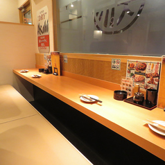 【カウンター席:4席】ちょい飲みやデートにおすすめ!お一人様も大歓迎♪お仕事帰りの一杯や同僚とのちょい飲み、デートにおすすめのカウンター席(全4席)。