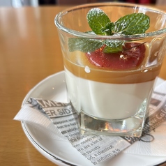 桜と苺のパンナコッタ桃のゼリー添え