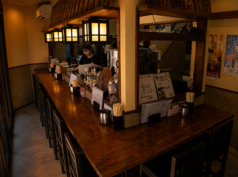 【カウンター9席】おひとり様でのサク飲み・同僚との2軒目利用も大歓迎◎仕事帰りや休日もふらっと立ち寄りやすいのが自慢!肩を並べることで距離が縮まるお食事デートにも大変おすすめです◎