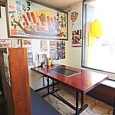 ご友人同士のグループやご家族様での食事に最適なテーブル席は4卓、計22名様分ご用意しております。