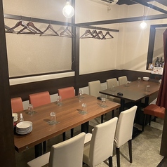 暖簾で仕切られた半個室のお席はそれぞれ4名様までご利用いただけます。ご友人やご家族での食事会などにおすすめです。