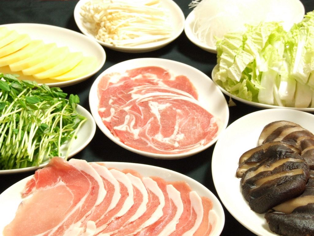 色々な具材を鍋に投入！追加で具材をいただくこともできます♪