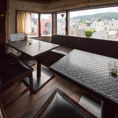 【テーブル席】テーブル席は夜景が見ることができる特等席です。デートや記念日、女子会などにおすすめです。