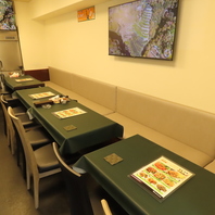 白を基調としたきれいな店内