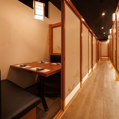 扉付プライベート個室多数ご用意♪喧騒を忘れられるくらいに上品で優雅な個室を完備しております！また、インテリアや照明での演出にもこだわった店内は、間接照明の光に照らされたリラックス空間です♪