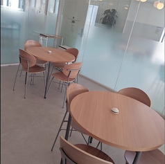 わんちゃんと一緒にお過ごしいただけるお室。4名様テーブル2席のお部屋で最大8名様までOK