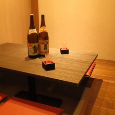 掘りごたつ席タイプの個室です。仕切りのある完全個室なのでプライベートな空間でお寛ぎいただけます。少人数宴会に最適です。