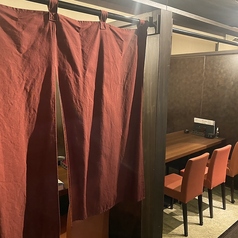暖簾で仕切られた半個室のお席はそれぞれ6名様までご利用いただけます。ご友人やご家族での食事会などにおすすめです。