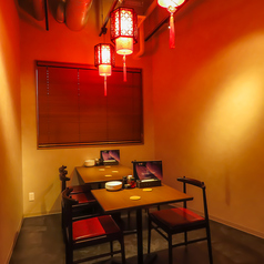 グループでの飲み会やご家族での夕食に最適なゆったりとしたお席です♪赤い提灯の灯りが、楽しい宴を華やかに彩ります◎