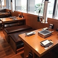 各テーブルには、近年の焼肉店では少なくなった「上引き式フード」を設置。焼き台を囲みながら、どこか懐かしいレトロなムードもお楽しみいただけます。長居したくなるような快適なベンチシートで肩の力を抜いて、美味しい時間をゆったりとお過ごしください。