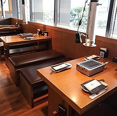 各テーブルには、近年の焼肉店では少なくなった「上引き式フード」を設置。焼き台を囲みながら、どこか懐かしいレトロなムードもお楽しみいただけます。長居したくなるような快適なベンチシートで肩の力を抜いて、美味しい時間をゆったりとお過ごしください。
