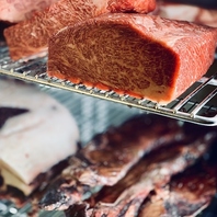じっくり熟成した上質なお肉の旨味。熟成肉は必食です!