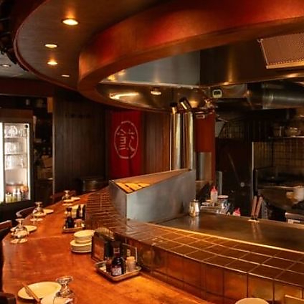 目の前の鉄板で料理される臨場感たっぷりのカウンター◎仕事終わりにお1人でもご利用いただけます♪