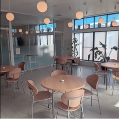 わんちゃんと一緒にお過ごしいただけるお室オフ会に最適♪　4名のお席が4テーブル　12名～団体のご予約も可能です。お隣のお部と合わせると最大32名夜はわんちゃん無しでのご予約も可能。　会合や同窓会などでご利用できます　　