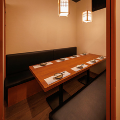 人数に合わせて、個室のご用意ができます！広々とした空間なので宴会や女子会、合コンなど様々なシーンに合わせてご利用いただけます！扉付きなので周りのお客様を気にすることなくゆったりとお過ごしいただけます◎