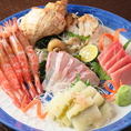 築地から仕入れる、赤身や白身など新鮮で豊富なネタを仕入れ、刺身や江戸前寿司をご提供しております。盛合せはその日美味しいネタを！