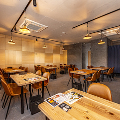 当店のテーブルのお席は居心地の良さを大切に、お客様にゆったりとお過ごしいただける空間を意識して設置しております。