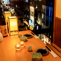 デートはもちろん、誕生日や記念日のお祝いもぴったり！当店より特製デザートをサービスあり！女子会や大切な方へのお祝いに、横並びのカップルシートでゆったりお愉しみ下さい。