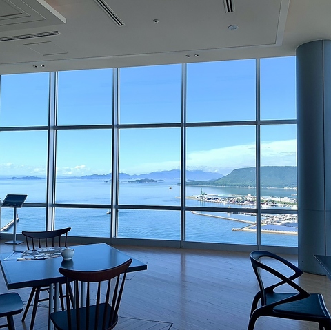 ソムリエが常駐◎希少な銘酒やワインをパノラマビューと共に堪能できる贅沢空間♪