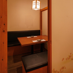 ２名～４名の隠れ個室ご利用できます！ダウンライトがほんのり照らす個室空間で静かな店内なので、デートや女子会、記念日などに最適です！周りを気にすることなくゆっくりと寛げます♪