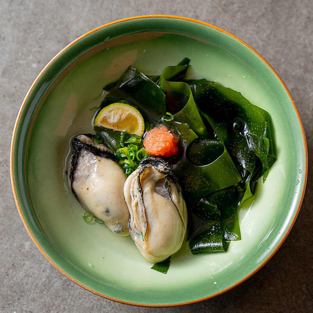 「堀口牡蠣」の贅沢な味わいは「カキ酒蒸し(2個)」でもご堪能いただけます。大粒の身は圧巻の一言。