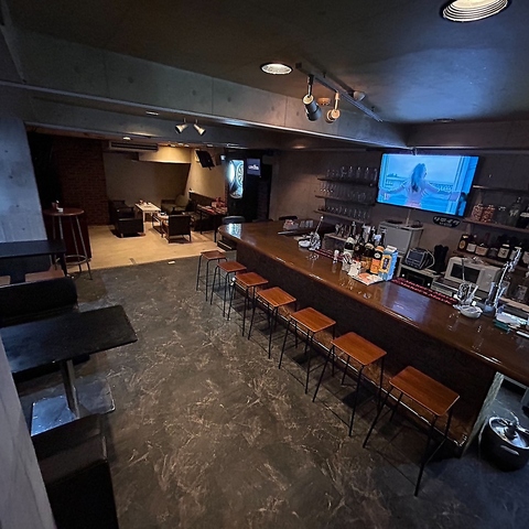 ドリンク充実でゲームやダーツも完備！様々なシーンで楽しく過ごせるカラオケバー☆