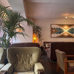 大きな4つのデザイン窓が印象的なレトロな空間の落ち着いたカフェにある、ゆったりとしたアンティークソファのお席です。