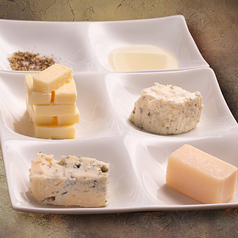 チーズアソート　～蜂蜜と胡椒、チーズとパパドが織りなす、クセになる至福の一口～