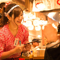 【人情味と活気あふれるおもてなし♪】丁寧かつ元気いっぱいの接客でお出迎え。本場博多の屋台の雰囲気と迫力ある調理場を感じながら、お料理やお酒をゆっくりお楽しみください。賑やかな店内は、会社宴会はもちろん、女子会や誕生日会など、さまざまなシーンで気軽に楽しめます♪