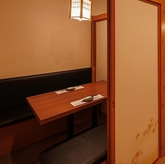 2名様～少人数様向けの個室完備！足を伸ばして寛げる個室となっています。お仕事帰りの宴会、飲み会や女子会、二次会などにぜひご利用ください◎疲れを癒すお時間をお愉しみ下さい♪