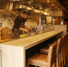 【デートや一人飲みに】お一人様でも気兼ねなく過ごせるカウンター席は、お仕事帰りの一杯や自分へのご褒美ディナーに最適です♪目の前で調理の活気が感じられるお席は、デートでのご利用にもおすすめ。ワインやカクテルを片手に、会話を楽しんだり、静かに料理を味わったりと、思い思いのスタイルでご活用ください◎