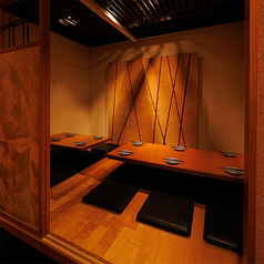 ［7～10名様］和モダンな雰囲気の掘り炬燵個室は、クッションでゆったり座れるので、女子会や会社の飲み会、歓送迎会にもお薦めです。席の間隔も程よく、周囲を気にせず会話と料理をゆったり愉しめます。