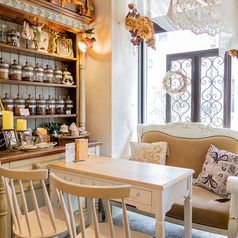 グループでの女子会やご家族でのティータイムに最適な、広々とした4名様用のテーブル席です◎天井を彩るドライフラワーやシャンデリアの光が優しく降り注ぎ、居るだけで気分が高まります。ゆったりとした配置なので、こだわりのパフェを並べて賑やかに撮影を楽しむのにもぴったり◎お洒落な内装を眺めながら会話も弾みます