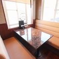 窓側に位置するテーブル席！ランチにはやさしい光がふりそそぎ、心地のよいお席です！