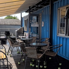 南国を感じさせるテラス席。オープン空間は開放的で居心地も◎お仲間とご一緒に、ランチやお勧めスイーツなどとともに楽しい時間をお過ごし頂けます。