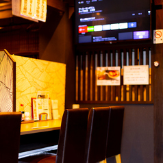 カウンター席の横に大きなテレビもありテレビを見ながらお食事も楽しんでいただけます！