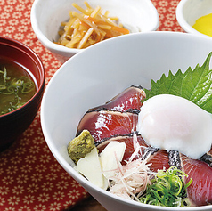 特製タレがご飯に絡む絶品漬け丼で満たされるランチ