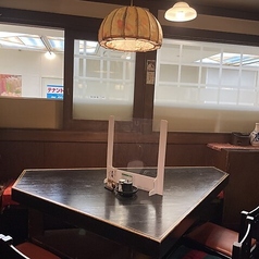 テーブルは全31席ご用意しております。こちらの三角テーブルは特に珍しいデザインです。3面が対面になっており自然に会話が弾みやすく、楽しいひとときを共有できるお席です。こちらはママ友などのご利用にもピッタリです。