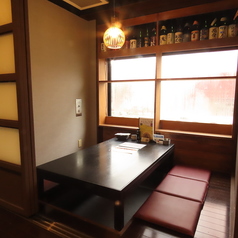 掘りごたつ席タイプの個室です。仕切りのある完全個室なのでプライベートな空間でお寛ぎいただけます。4名～6名までご利用可能。少人数宴会にもオススメです。