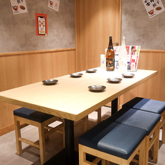 大人数様のご宴会でもゆったりとしたテーブル席でお寛ぎください。歓送迎会などの外せないシーンにおすすめです。お席だけのご予約や当日のご予約も受け付けております！小倉駅での宴会・飲み会・歓迎会・送別会など様々なシーンでご利用下さい！