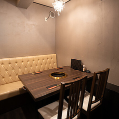 4名様用の仕切り付きテーブル席です。ご家族やご友人との少人数のお食事に最適です。